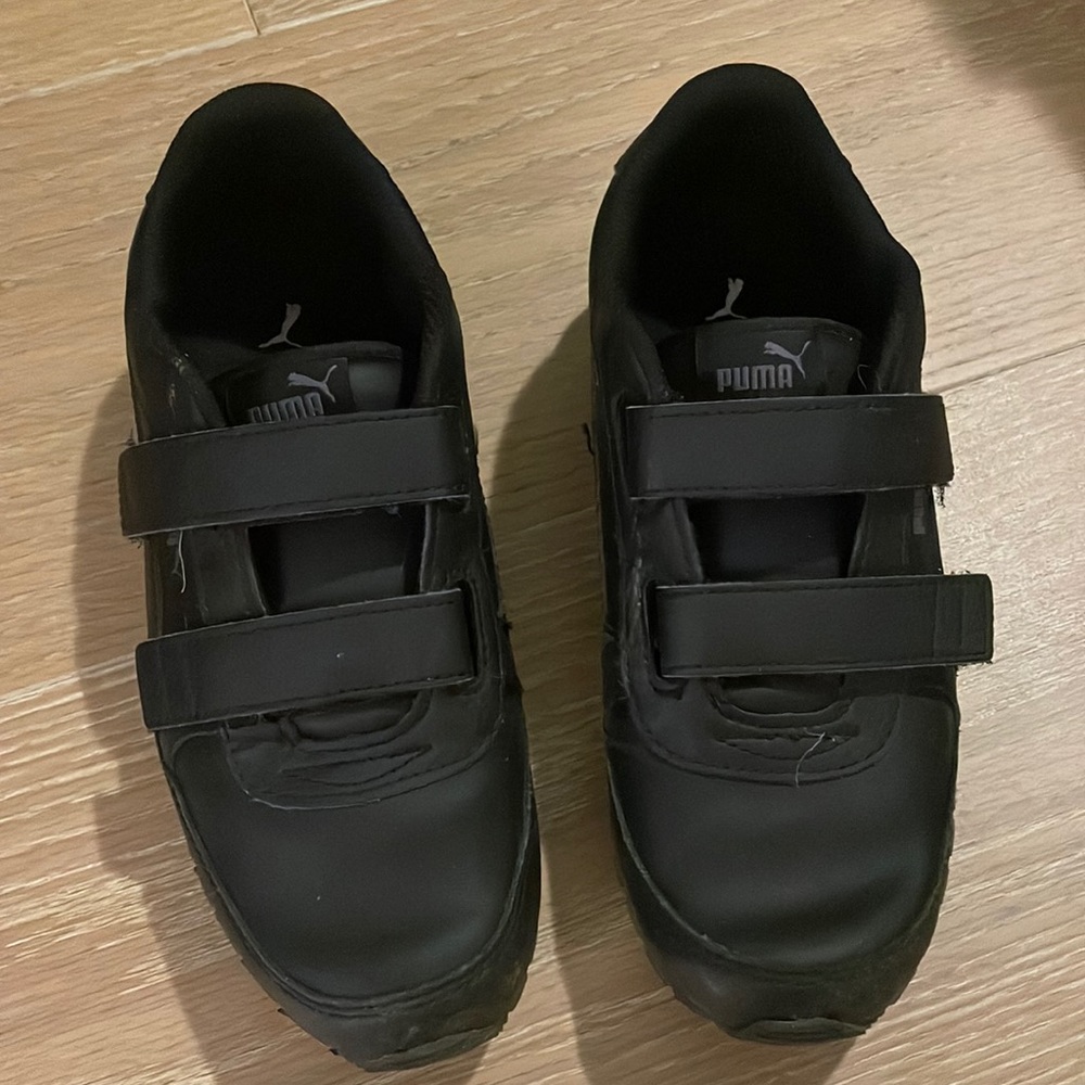 EUC Black Puma Sneaker Boys size 2.5